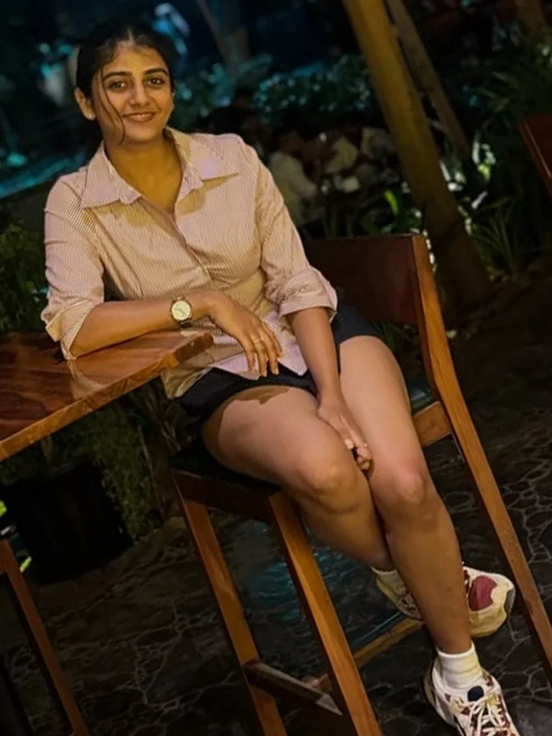 ரம்பா எல்லாம் ஓரமா போயிடனும்..” முழு தொடையும் தெரிய சீரியல் நடிகை..
